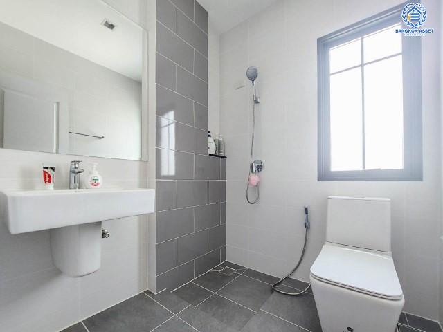 *****บ้านเดี่ยวมือสองย่านนนทบุรี ม.บางกอกบูเลอวาร์ด แจ้งวัฒนะ2  เนื้อที่กว้างถึง 67 ตร.ว. ฟังก์ชัน 4 ห้องนอน 4 ห้องน้ำ ที่จอดรถ 2 คัน บ้านหลังใหญ่ พื้นที่ใช้สอยกว้างขวาง ทำเลเดินทางสะดวก เชื่อมต่อถนนแจ้งวัฒนะ, ถนนสะพานนนทบุรี-บางบัวทอง, ถนนถนนทางหลวงชนบทนนทบุรี